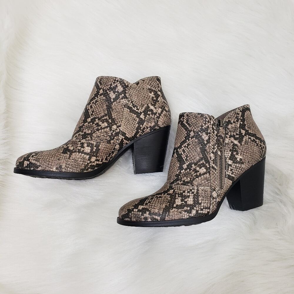 Baretraps New in box cacie snake print side zip booties woman's size 9.5 - Picture 2 of 9